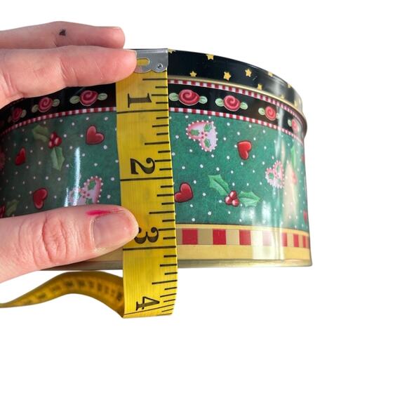 90s decorative Christmas tin- cottage core style- rustic- hearts holly- holiday - Picture 2 of 4